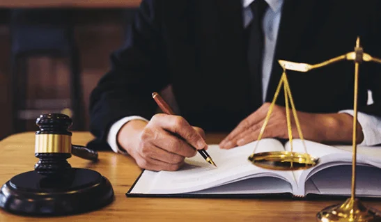 ⚖️ صياغة ومراجعة العقود